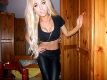 Bombshell desi babe Sunny